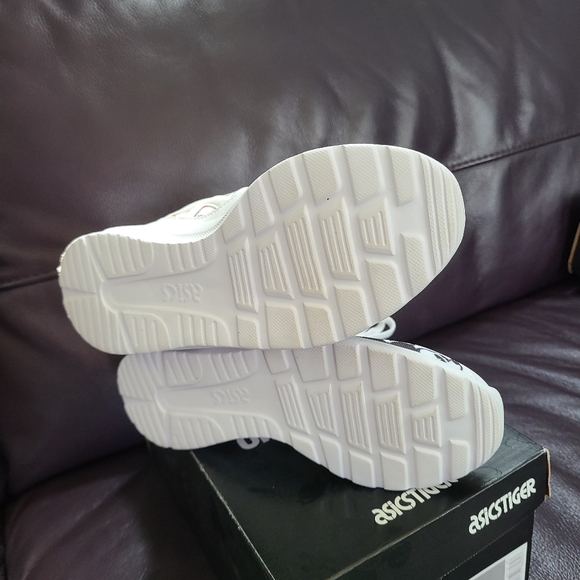 Mickey Mouse Asics - Picture 9 of 10